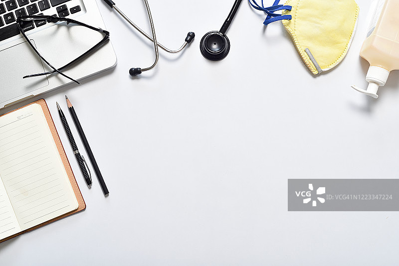 具有医疗设备复制空间的疫情健康紧急概念图片素材