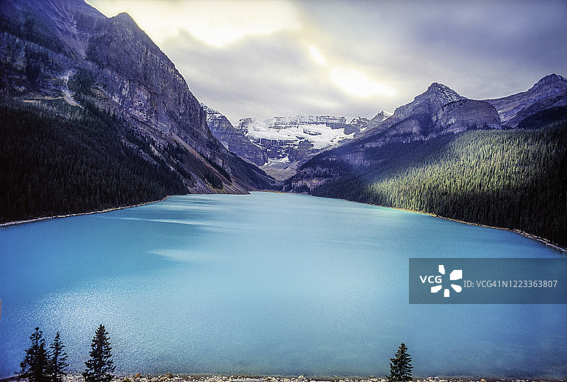 班夫国家公园高角度拍摄的路易斯湖、维多利亚山和维多利亚冰川图片素材