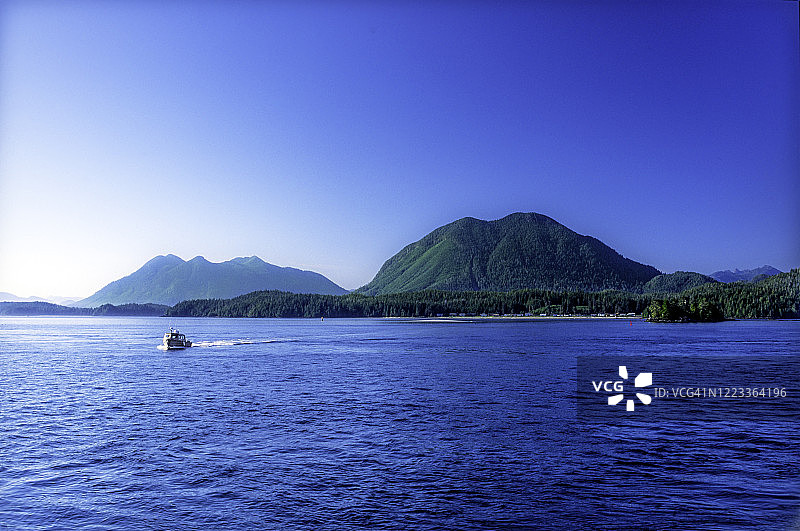 船只驶离米尔斯岛，背景是托菲诺图片素材