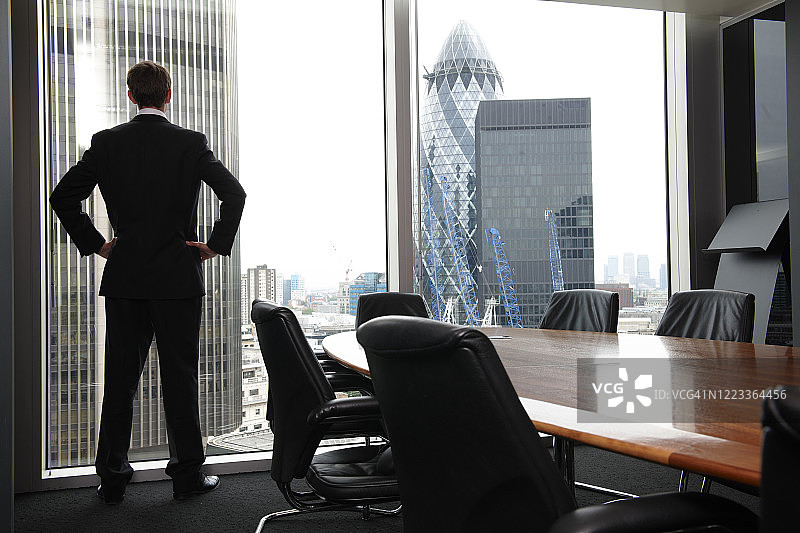 在会议室等待会议开始的成年商务男士图片素材