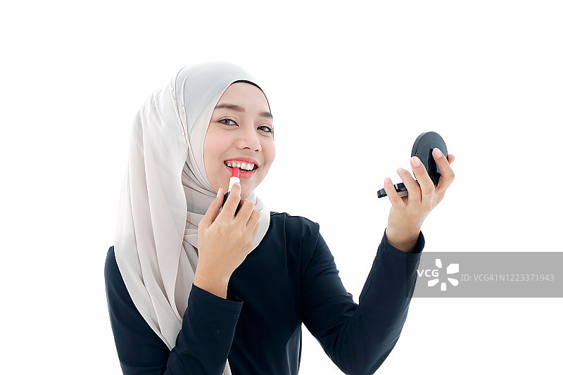 年轻穆斯林女子涂口红图片素材