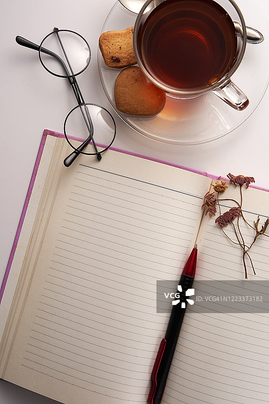 茶和空白笔记本图片素材