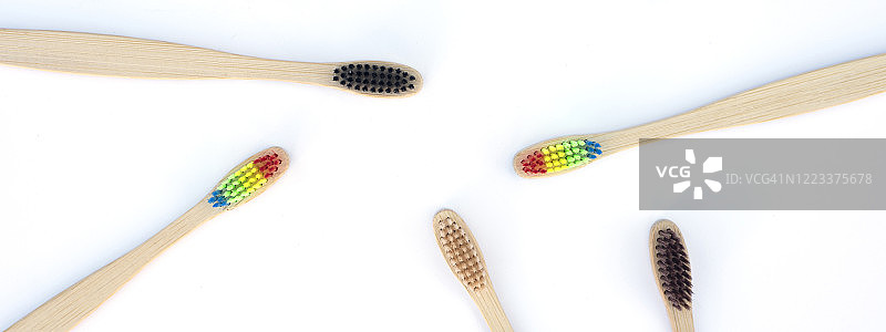 白色背景上的环保木制牙刷图片素材