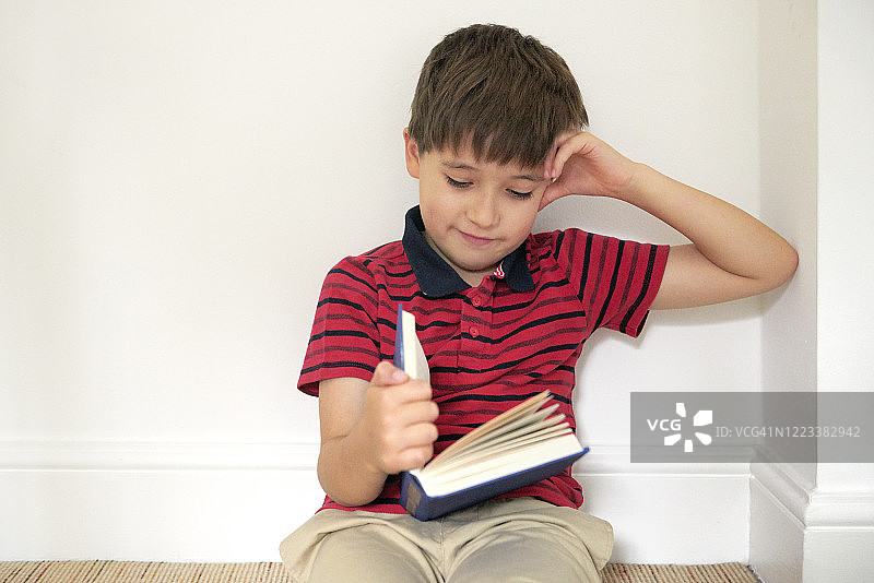 男孩寻找安静的地方阅读图片素材