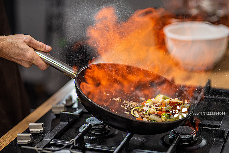 厨师翻炒火焰蔬菜图片素材