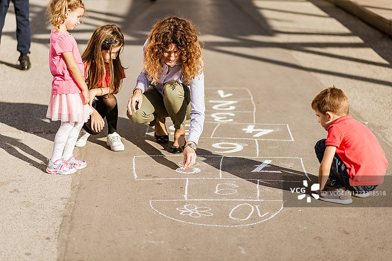 准备跳房子图片素材