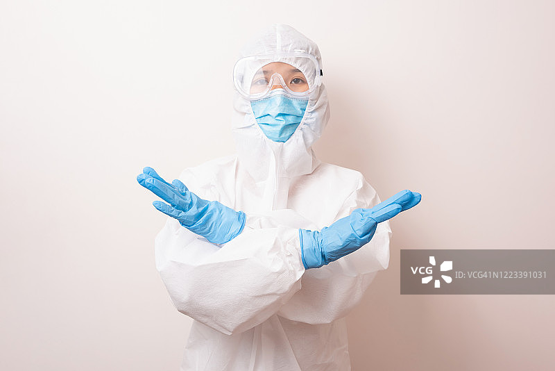 年轻女医生做出警告手势，拒绝病毒图片素材