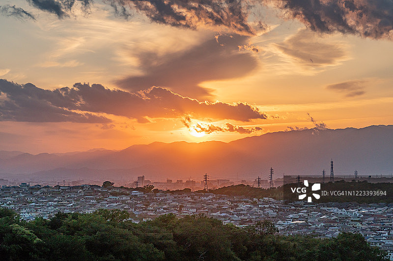 日本神奈川县居民区的日落光线图片素材
