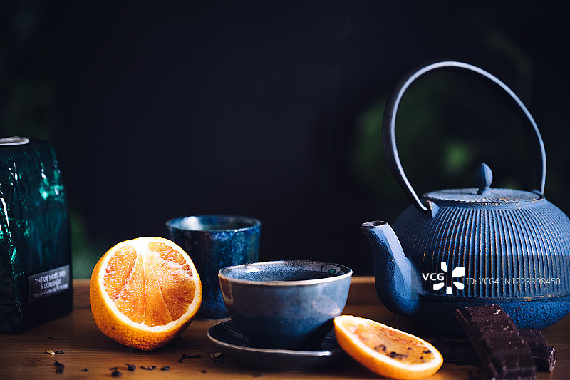 橙色茶歇时间：茶壶与巧克力图片素材