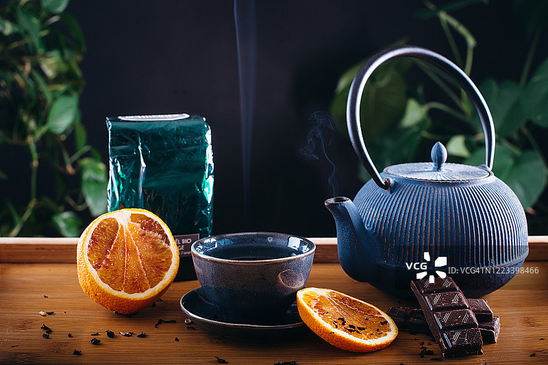橙色茶歇时间：茶壶与巧克力图片素材