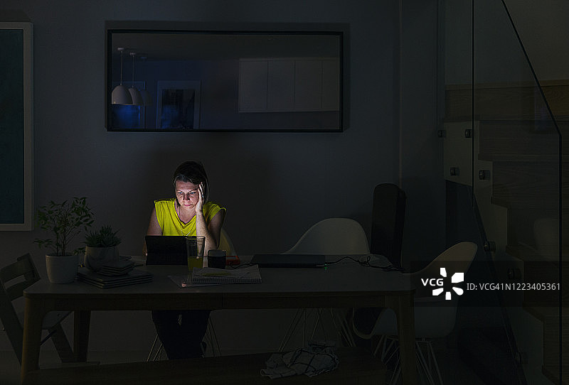 深夜在家工作的女人图片素材