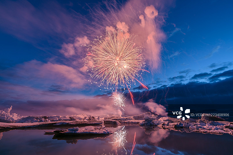 冰岛杰古沙龙冰河湖年度烟花活动图片素材