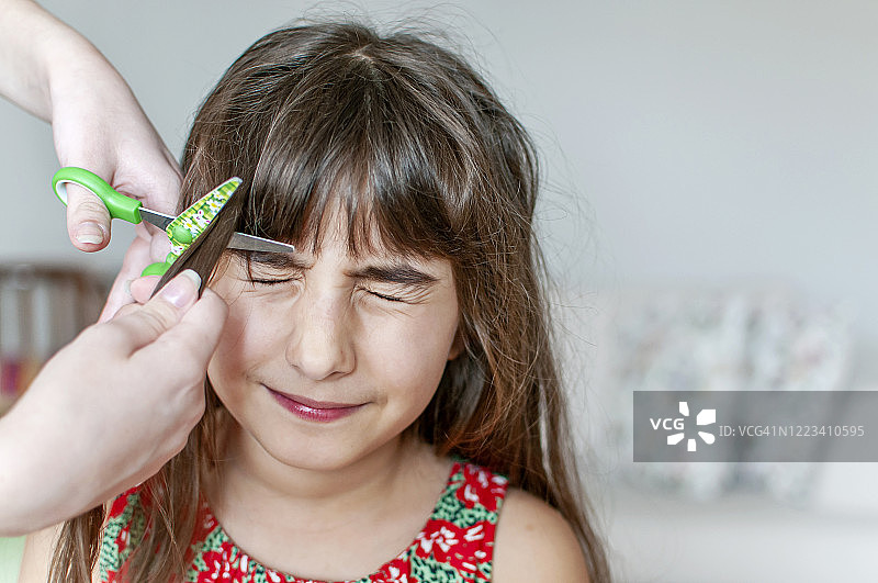 姐姐在家给妹妹剪头发图片素材