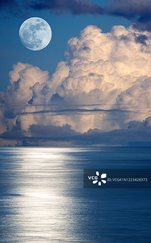 海上风暴云的月出图片素材