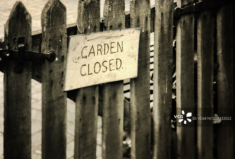 英格兰牛津花园门上的关闭标志图片素材