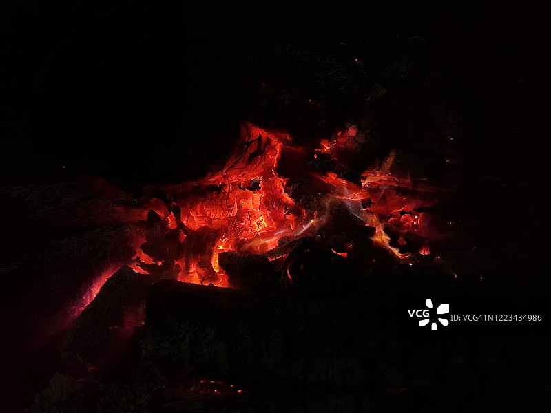 黑色背景下的火花特写图片素材