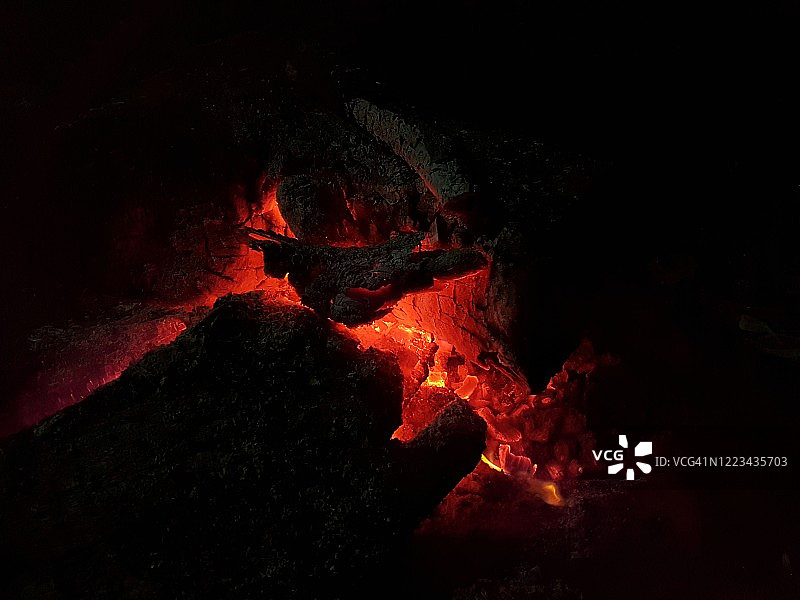 黑色背景下的煤炭发光余烬图片素材