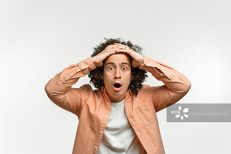 棕色头发卷发男士的情感肖像图片素材