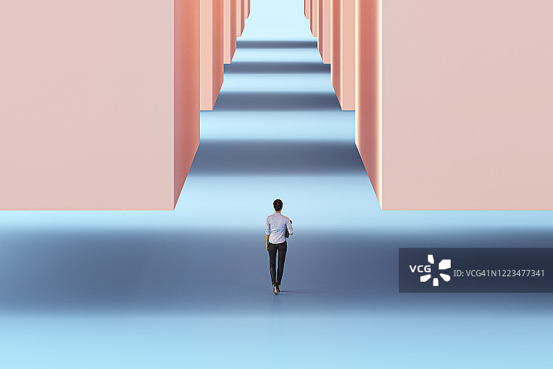 女人站在抽象的立方体前图片素材