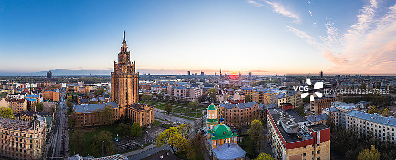 拉脱维亚里加市拉特加雷郊区上空的日落图片素材