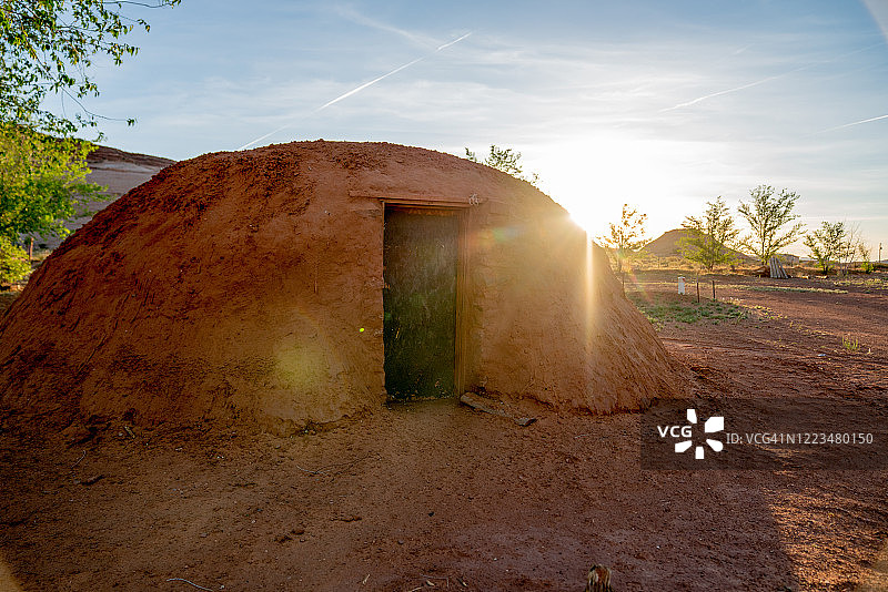 日落时亚利桑那州纪念碑谷纳瓦霍公园的纳瓦霍家庭霍根图片素材