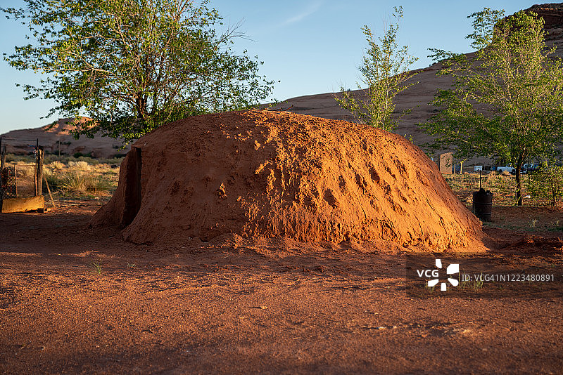 日落时亚利桑那州纪念碑谷纳瓦霍公园的纳瓦霍家庭霍根图片素材