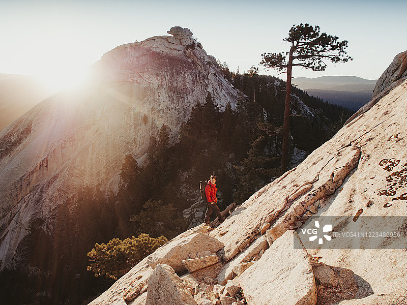 日落时分攀岩者接近加利福尼亚针峰图片素材