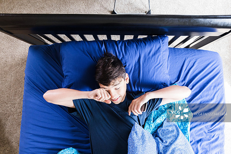 周六早上晚起疲惫的青少年图片素材