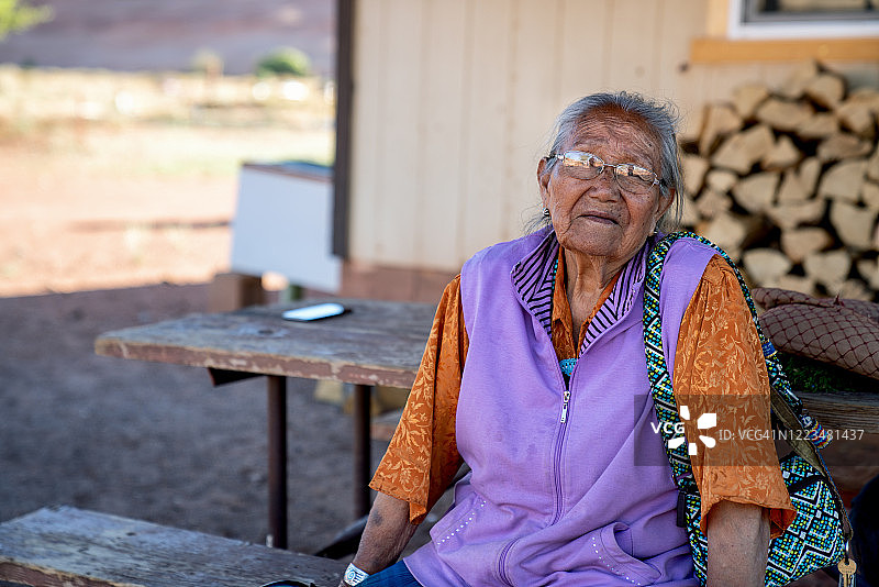 在亚利桑那州纪念碑谷的纳瓦霍家庭的女族长在她家图片素材