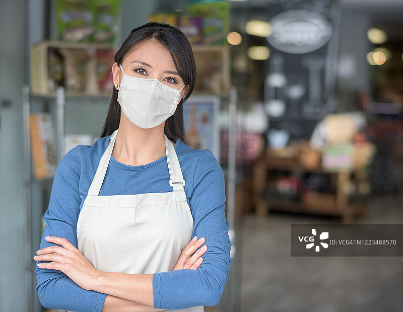 杂货店老板戴口罩工作图片素材