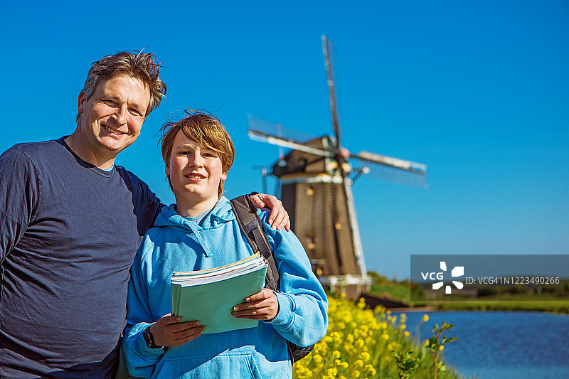 在风车旁的荷兰家庭图片素材