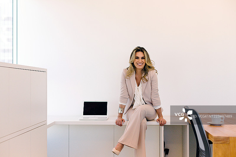 工作场所办公室的女性肖像图片素材