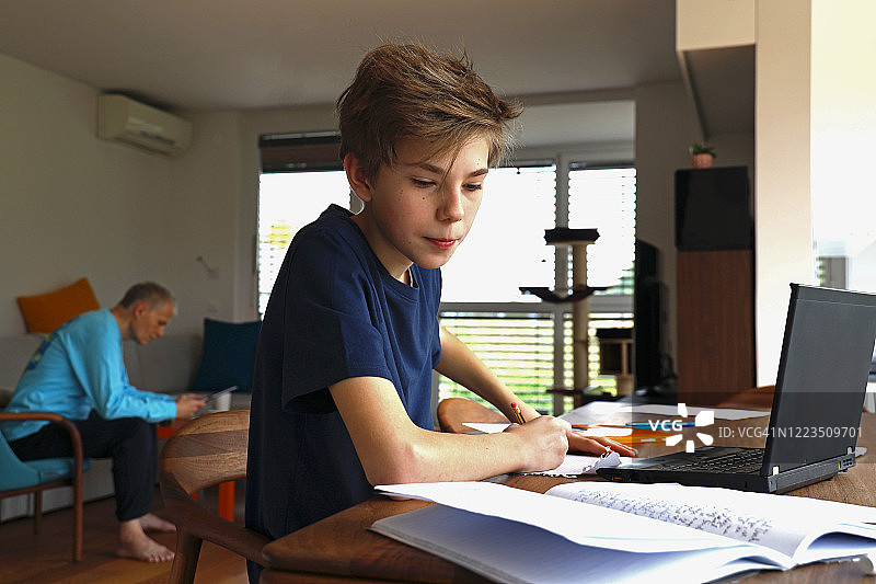 青少年在家居家学习图片素材