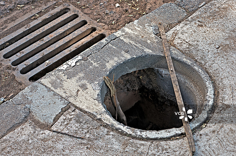 路边排水沟缺少井盖图片素材
