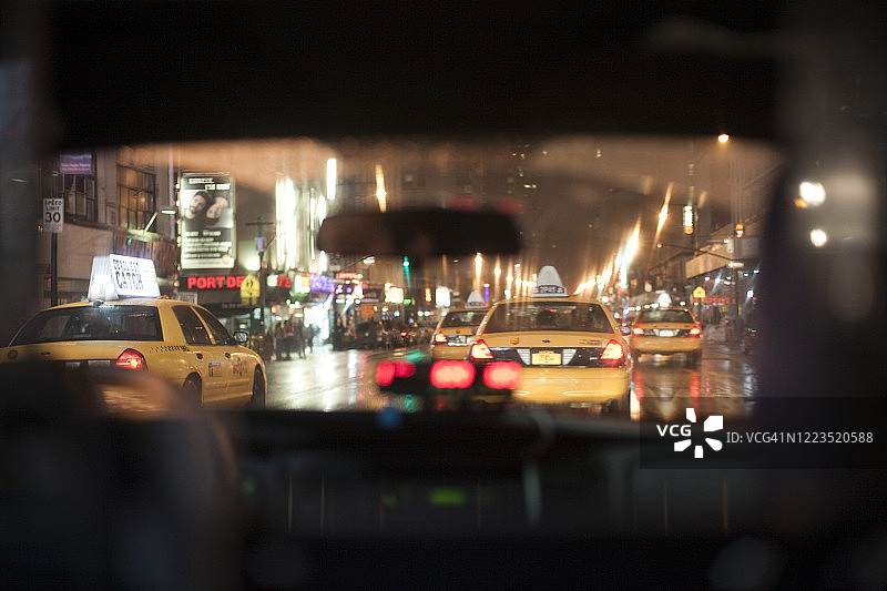 雨天纽约的黄色出租车图片素材