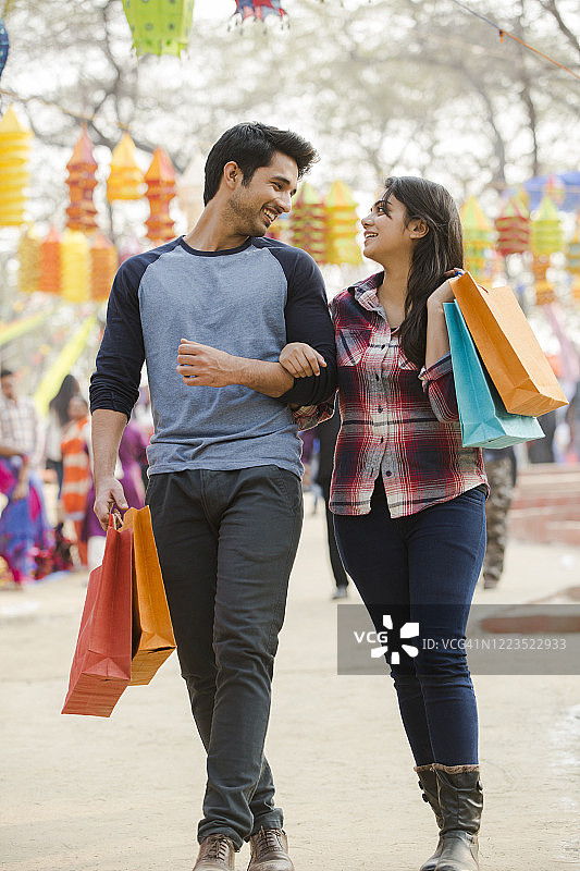 年轻情侣逛街购物图片素材