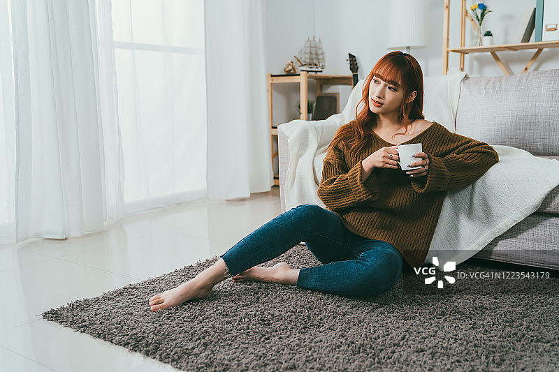 女士享受暖饮图片素材