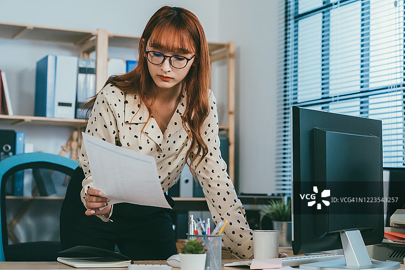 女经理检查工作文件图片素材