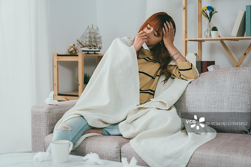 头痛的亚洲日本女人图片素材