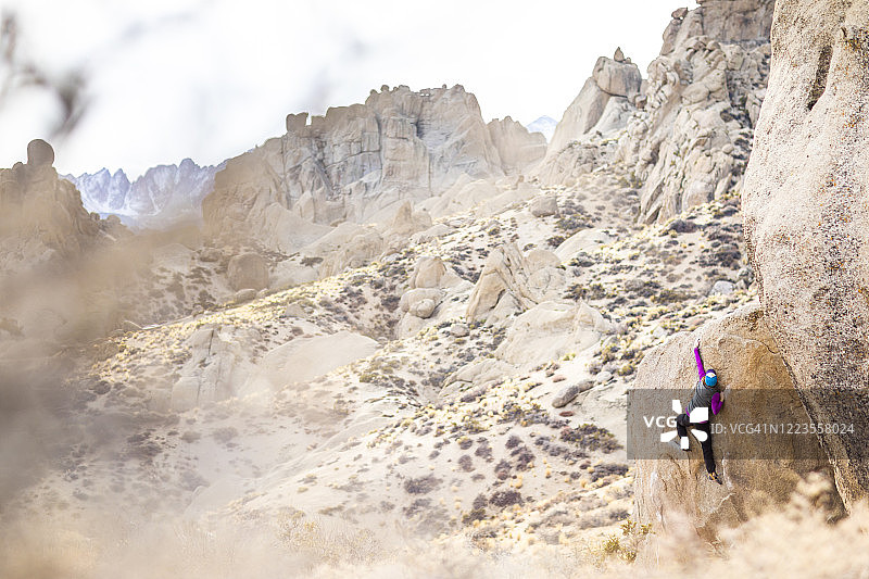 攀岩者在加利福尼亚州毕夏普抱石图片素材