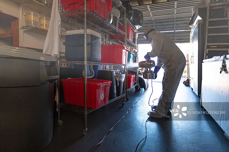 工人对工业厨房进行消毒图片素材