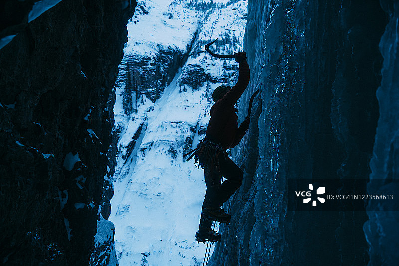 冬季风暴期间在科罗拉多州乌雷攀冰的攀岩者图片素材