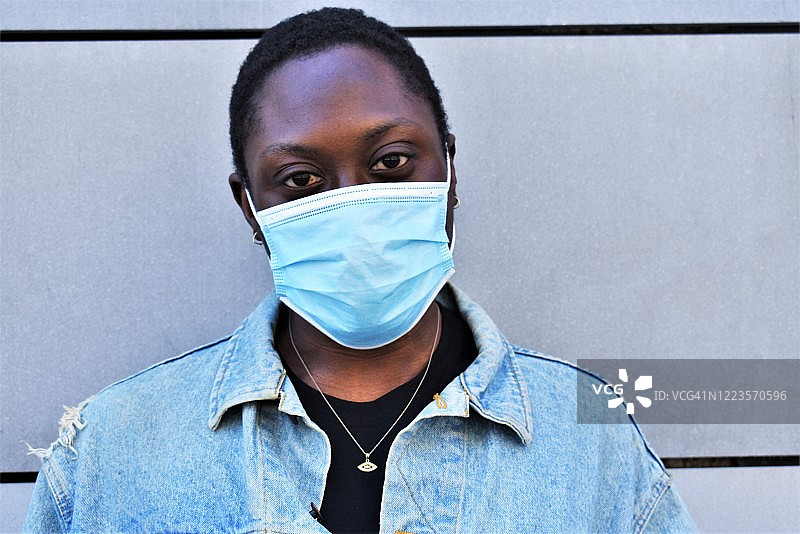 戴着口罩的男人图片素材