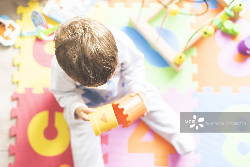 宝宝玩玩具图片素材