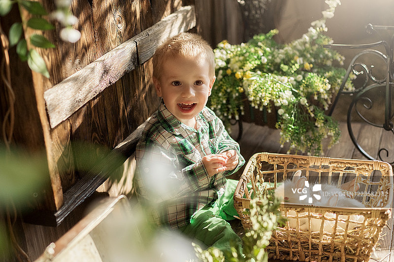 和兔子、小鸭、小鸡玩耍的儿童图片素材