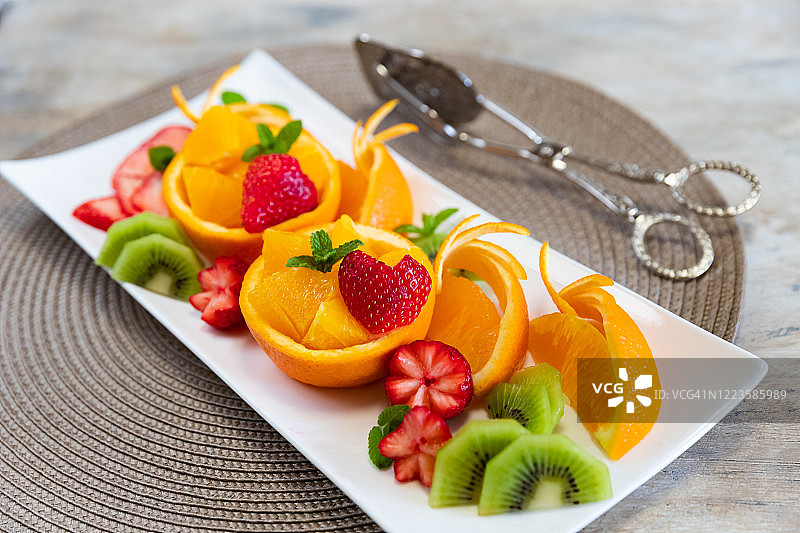 节日餐桌上的美味水果拼盘图片素材