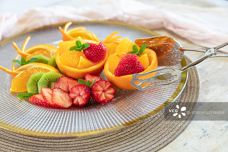 节日餐桌上的美味水果拼盘图片素材