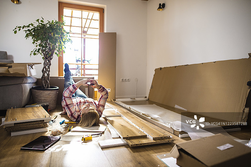 在家组装平板家具的女人图片素材