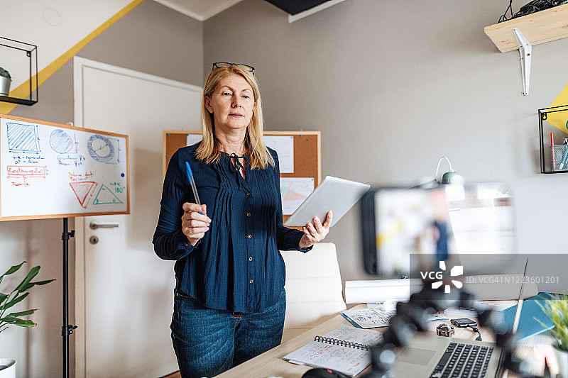 疫情期间老师使用网络技术进行教学图片素材