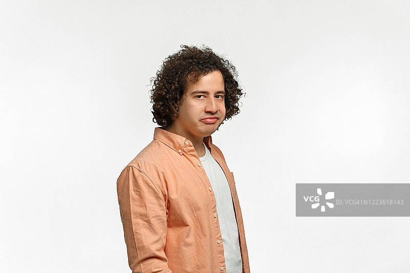 棕色头发卷发男士的情感肖像图片素材